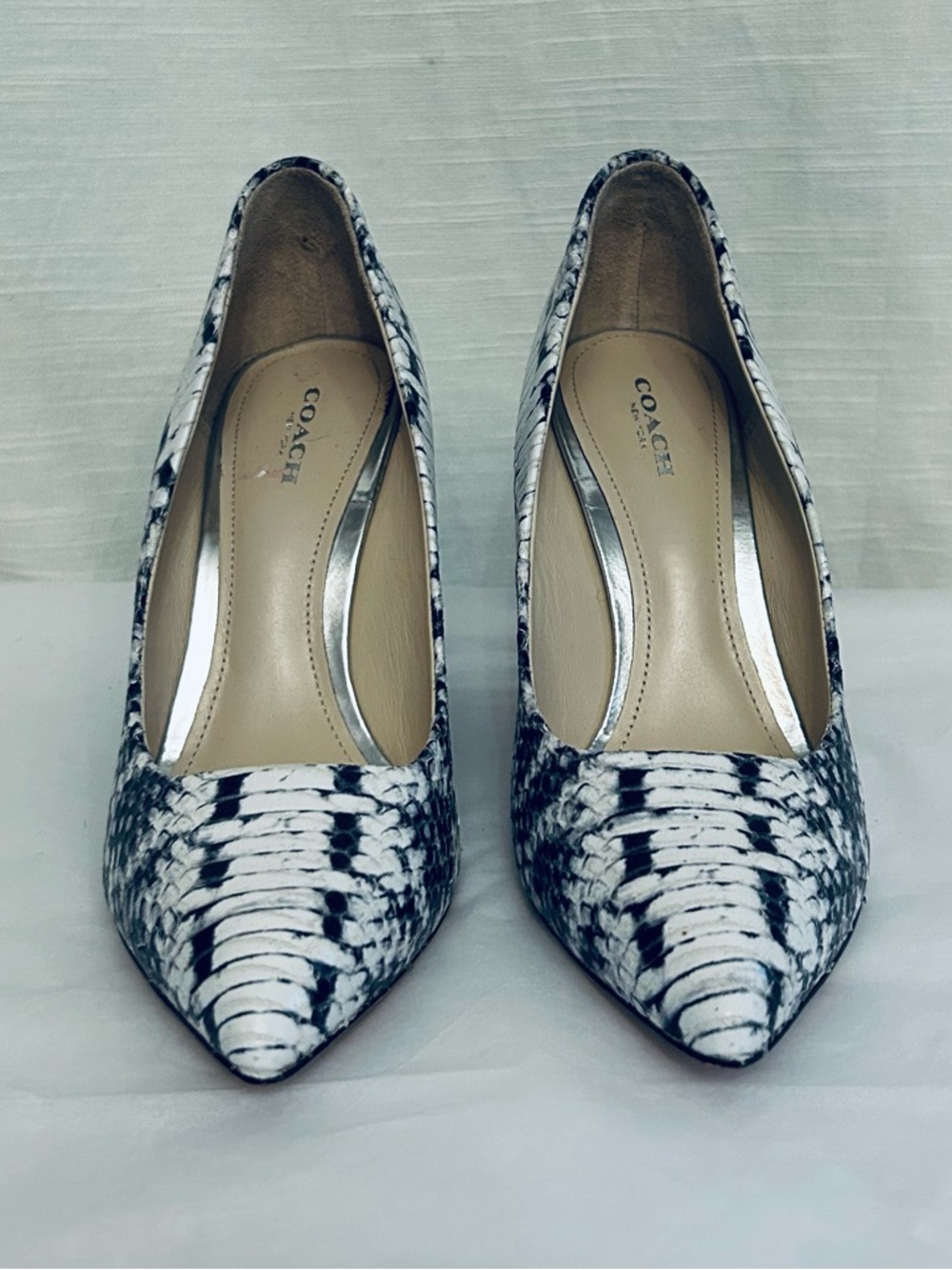 COACH Women's Black & White Snake-Print Pointed Toe Pumps monochromatic - Picture 2 of 8